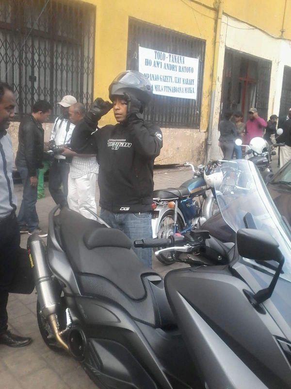 Article : Madagascar : le ministre de l’éducation à moto, le peuple sous le charme.