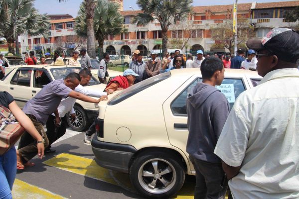 Article : A Madagascar, la gabegie des taximen et des chauffeurs de bus